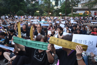 参与集会市民举出抗议标语。