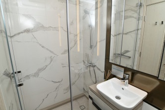独立淋浴间设计保持湿乾分离，方便打理。