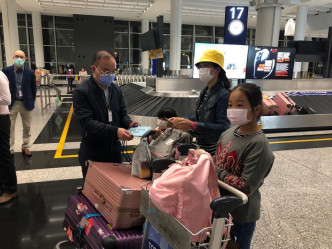 曾国衞逐一为滞留湖北返港的香港居民送上食物。