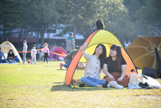 市民在公園搭起帳篷休息。