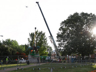 工作人員在解放公園（Market Street Park）使用起重機把羅伯特.李銅像吊起。AP資料圖片