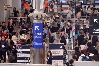 大批旅客準備搭高鐵返内地。