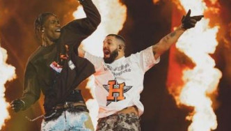 Travis与Drake出席「Astroworld音乐节」，发生人踩人意外，并造成伤亡。