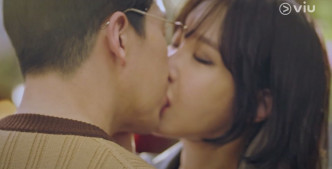 李智雅一出场，就与严基俊热吻。