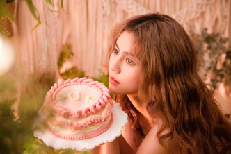 Larine拍新歌《Ｕ》MV，特別訂製大蛋糕配合拍攝。