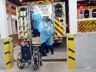 多辆救护车先后驶入骏洋邨，将多名怀疑染疫病人送院。