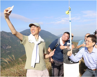 黃錦星登上紅花嶺山頂，此乃北區最高峰之一。