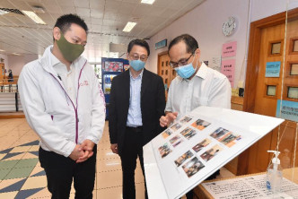 徐英伟（左一）及刘明光（中）听取职员讲解还原场馆的安排及消毒工作。  政府图片