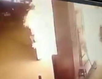 广东揭阳私家车未拔油枪拉倒入油机，油站发生爆炸。网上图片