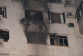起火時濃煙冒出窗外，熏黑大廈外牆。