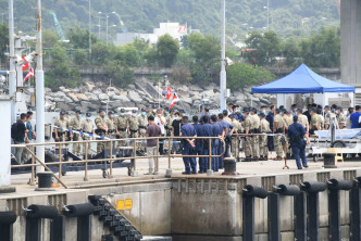 警方在大欖水警基地進行蒐證工作。