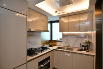 廚房櫃面採淡金色設計。（1座18樓A室經改動示範單位）