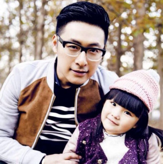 王岳伦当年带女儿Angela参加《爸爸去哪儿》。