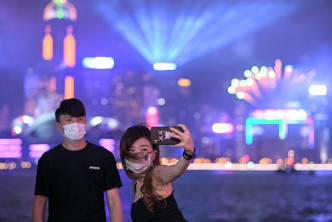 市民觀賞幻彩詠香江的煙火表演。