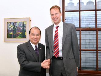 張建宗（左）在倫敦與公民社會辦公室主任駱懿德（右）會面。