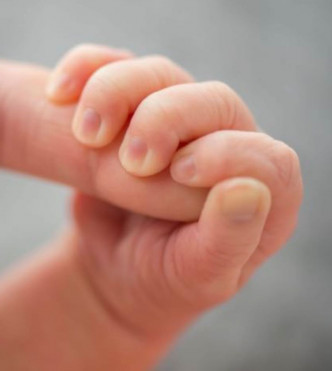 謝婷婷在女兒100日大時上載B女以小手握住自己手指的照片。　謝婷婷 IG圖片