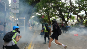 警員施放催淚彈。