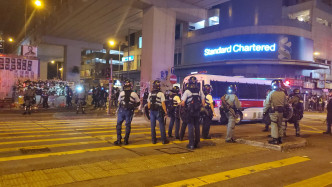防暴警察及警車到場，示威者四散。