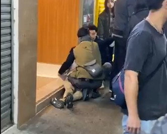 一名男子被便衣警員壓到在地。網民Wong Giggs 截圖