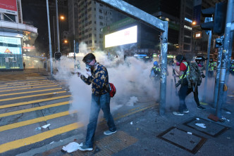警方发射催泪弹驱散示威者