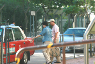 2008年當時懷孕的許曉暉(前排,左,藍衫者)和丈夫翟普外出。資料圖片