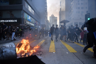 示威者縱火。