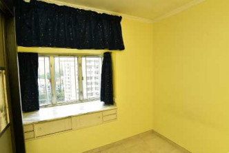 房間採用黃色設計，設有大窗台，可加以利用作收納空間。