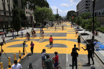 有艺术家用黄色漆油在马路中央髹上「黑人生命也重要」几个英文大字。 AP