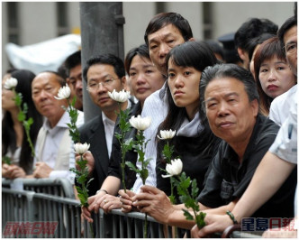 市民到殯儀館外向黃福榮作最後致敬。資料圖片