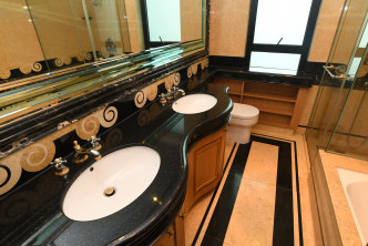 套廁同時設浴缸及企缸，讓住戶自由選擇沐浴方式。