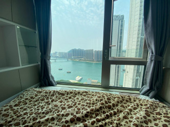 睡房配有大玻璃窗，对正海景。