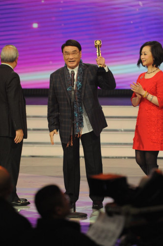 譚炳文於《萬千星輝頒獎典禮2014》榮獲「萬千光輝演藝人大獎」。