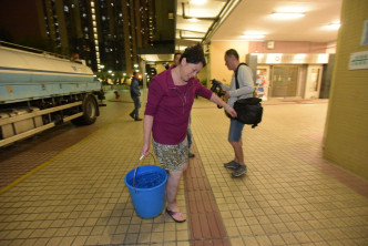 葵涌邨居民落水务署水车取食水。
