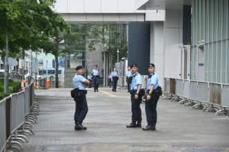 大批警員加強巡視及戒備。