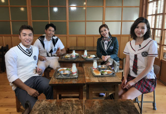 四人感受日本正盛行的经典学生餐。