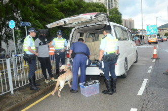 警方事后带同警犬搜查私家车。