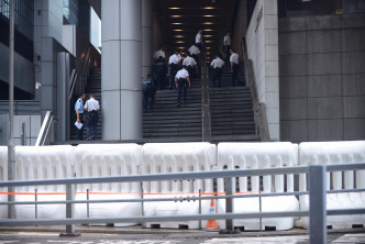 警察總部外架設大型水馬。