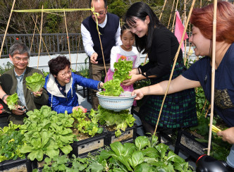 林郑月娥到访「深井光屋」。政府新闻处