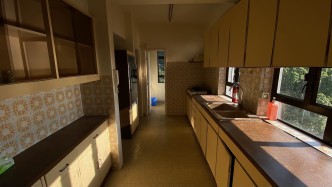 厨房空间偌大，为长型设计，备有多组厨具。
