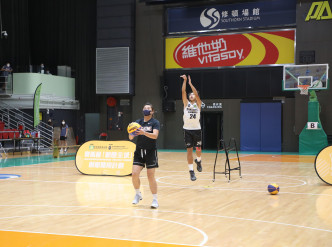 港篮成员陈伟萍(左)带领年青球员于限时内完成「综合技巧表演赛」的任务。相片由公关提供