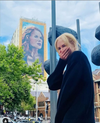 為迎接妮歌的新劇播出，其家鄉特意在悉尼一幢18層高的大廈外牆畫上她的肖像。
