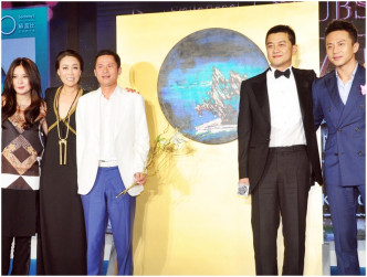 錢峰雷（左三）以3000萬投得油畫「望月」。趙薇（左一）、那英（左二）、李亞鵬（右二）。資料圖片