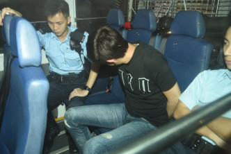 28岁男子今晨涉嫌在房车藏有烟花爆竹被捕。丁志雄摄