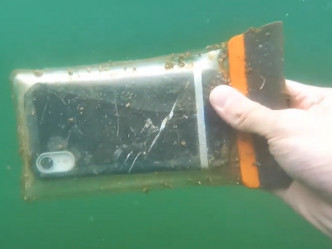 搜救员发现放在防水袋内的手机「一啲水都冇入过」。影片截图