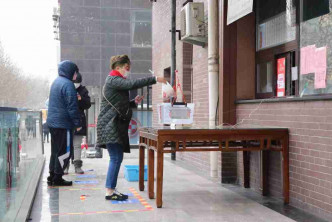 北京網紅炸糕店，推出「蕩鞦韆」零接觸售賣方式。