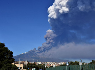 意大利西西里的埃特納（Etna）昨日爆發，錄得逾130次地震。AP