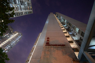 黄大仙东头邨贵东楼4单位7人确诊。