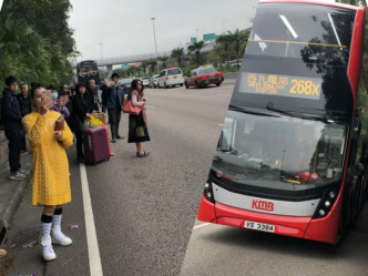 巴士乘客落車等候。Maggie Chan圖片