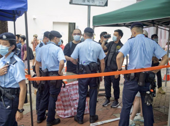 职工盟昨日在铜锣湾及旺角的街站先后被警方围封。资料图片