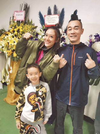 陈小春（右）日前于台北个唱宣布太太应采儿（左）再度怀孕，并已佗Ｂ 3个月。